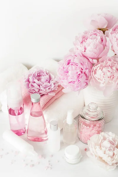 Baño y spa con peonía flores productos de belleza toallas — Foto de Stock