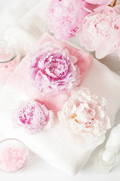 Banho e spa com peônia flores produtos de beleza toalhas — Fotografia de Stock