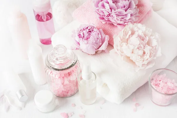 Bath and spa with peony flowers beauty products towels — Stock Photo, Image