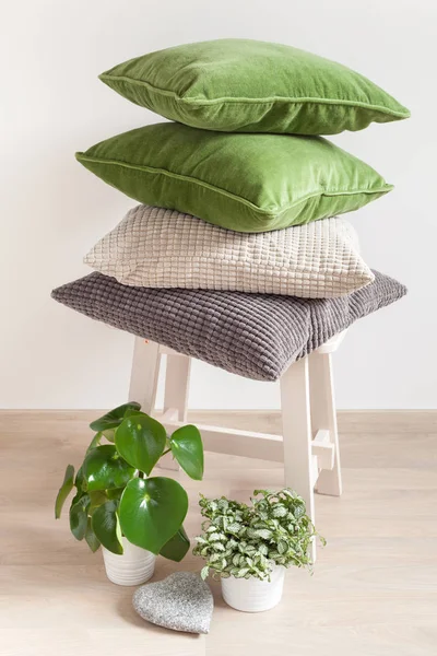 灰色和绿色靠垫舒适的家里 — 图库照片