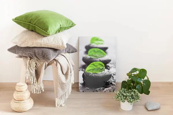 Сірі і зелені подушки затишний інтер'єр будинку — стокове фото