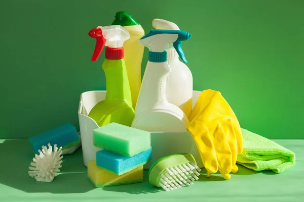 Tisztítószerek háztartási spray kefe szivacs kesztyű — Stock Fotó