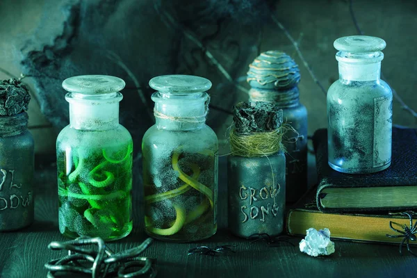 Vasi farmacia strega pozioni magiche decorazione di Halloween — Foto Stock