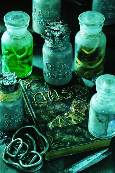 cadı eczacı kavanozları sihirli iksirler cadılar bayramı dekorasyonu