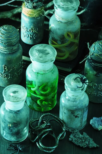 cadı eczacı kavanozları sihirli iksirler cadılar bayramı dekorasyonu