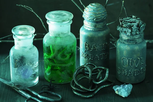 魔女の黙示録の瓶魔法の薬ハロウィンの装飾 ロイヤリティフリーのストック画像
