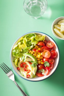 domates ve Mısır sağlıklı vegan Avokado salatası