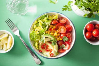 domates ve Mısır sağlıklı vegan Avokado salatası