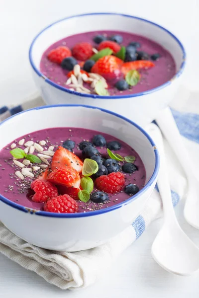 Friska berry smoothie bowl med jordgubbar blåbär hallon — Stockfoto