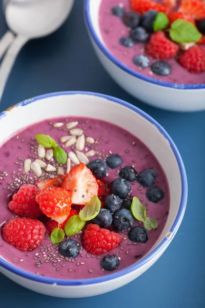 Gesunde Beeren-Smoothie-Schüssel mit Erdbeer-Himbeere — Stockfoto