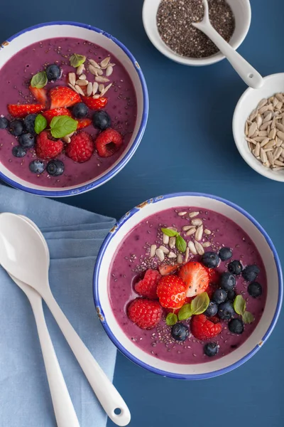 Gesunde Beeren-Smoothie-Schüssel mit Erdbeer-Himbeere — Stockfoto