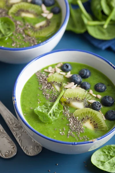 Grüne Smoothie-Schale Spinat-Kiwi-Blaubeer-Limetten-Banane mit Chia — Stockfoto
