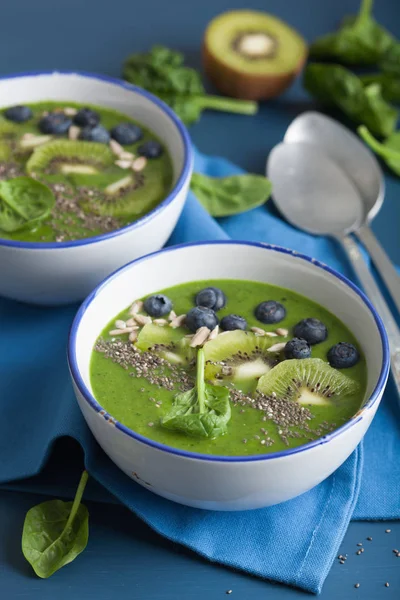 Tazón de batido verde espinacas kiwi arándano lima plátano con chía —  Fotos de Stock