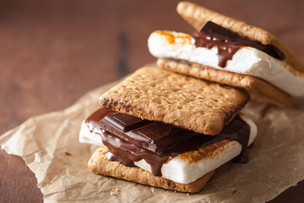 Zelfgemaakte marshmallow s'mores met chocolade op crackers — Stockfoto