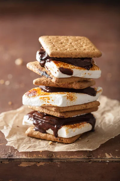 Hausgemachte Marshmallow s 'mores mit Schokolade auf Crackern — Stockfoto