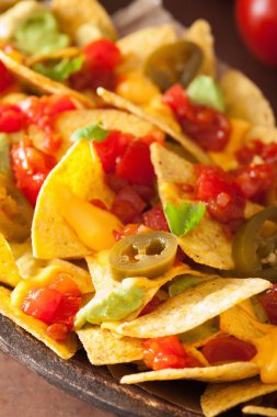 Nacho yüklü ile salsa, guacamole, peynir ve jalapeno