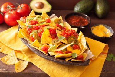 Nacho yüklü ile salsa, guacamole, peynir ve jalapeno