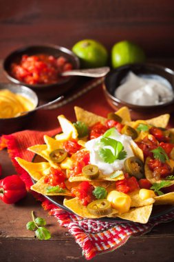 salsa, peynir ve jalapeno nachos dolu