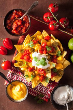 salsa, peynir ve jalapeno nachos dolu