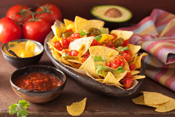 Nachos s salsa, guacamole, sýr a jalapeňo — Stock fotografie