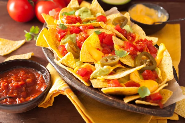 Nacho yüklü ile salsa, guacamole, peynir ve jalapeno