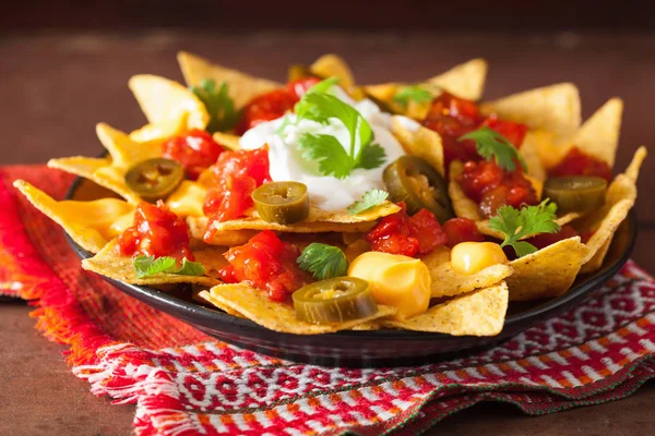 salsa, peynir ve jalapeno nachos dolu
