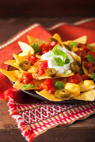 salsa, peynir ve jalapeno nachos dolu