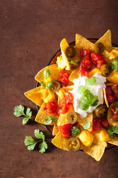 Salsa és sajt, jalapeno tele nachos — Stock Fotó