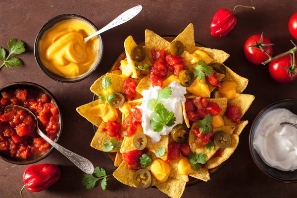 Nachos met kaas, salsa en jalapeno geladen — Stockfoto