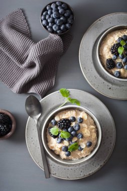 sağlıklı kahvaltı çelik yulaf lapası yaban mersini blac ile kesmek