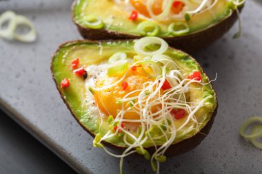 pişmiş yumurta avokado taze soğan ve Yonca filizi