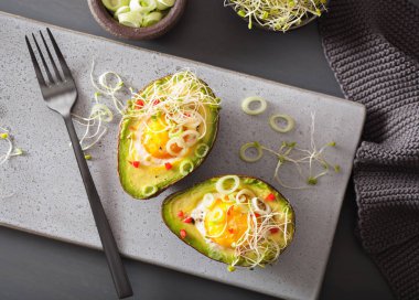 pişmiş yumurta avokado taze soğan ve Yonca filizi