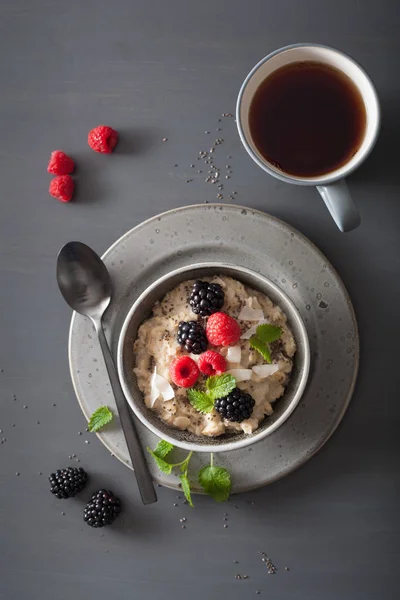 Здоровий сніданок вівсяна каша з малиновою ожиною — стокове фото