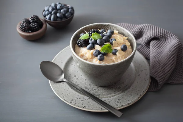 Hälsosam frukost stål cut havregryn gröt med blåbär blac — Stockfoto