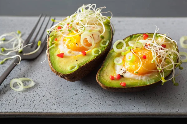 pişmiş yumurta avokado taze soğan ve Yonca filizi