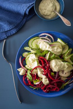 Avokado sosu, sağlık spiralized pancar ve salatalık salatası