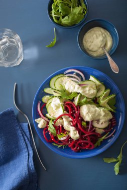 Avokado sosu, sağlık spiralized pancar ve salatalık salatası