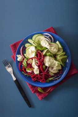 Avokado sosu, sağlık spiralized pancar ve salatalık salatası