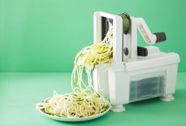 Kabak yaş sebze spiralizer ile spiralizing