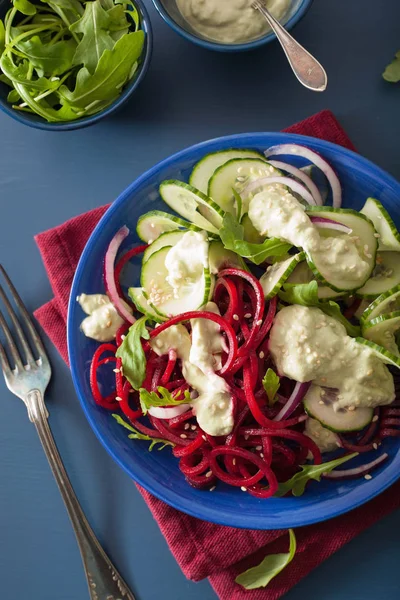 Avokado sosu, sağlık spiralized pancar ve salatalık salatası — Stok fotoğraf