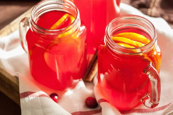 Chá de cranberry quente com bebida de aquecimento de canela laranja — Fotografia de Stock