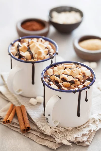 S'mores forró csokoládé mini marshmallows fahéj téli ital — Stock Fotó