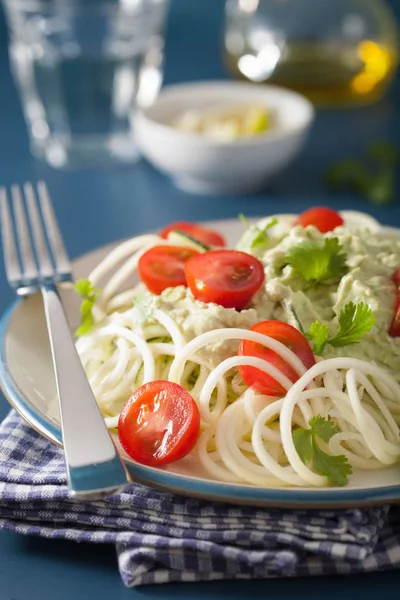 spiralized kabak salatası giyinme, avokado sağlıklı vegan 
