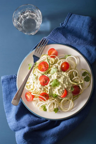 Spiralized zucchini sallad med avokado dressing, frisk vegan — Stockfoto