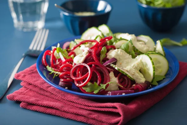 Avokado sosu, sağlık spiralized pancar ve salatalık salatası
