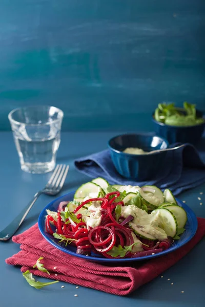 Avokado sosu, sağlık spiralized pancar ve salatalık salatası