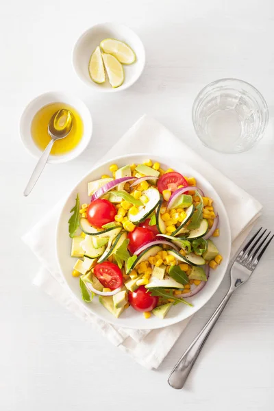 Vyrobeny ze spirálově vinutého Cuketový salát s kukuřice tomato avokádo, zdraví — Stock fotografie