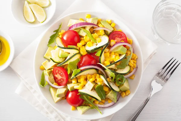 Zucchini-Salat mit Tomaten-Avocado, Gesundheit — Stockfoto