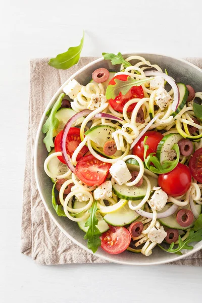 Ensalada de calabacín en espiral estilo griego con aceitunas feta de tomate c — Foto de Stock