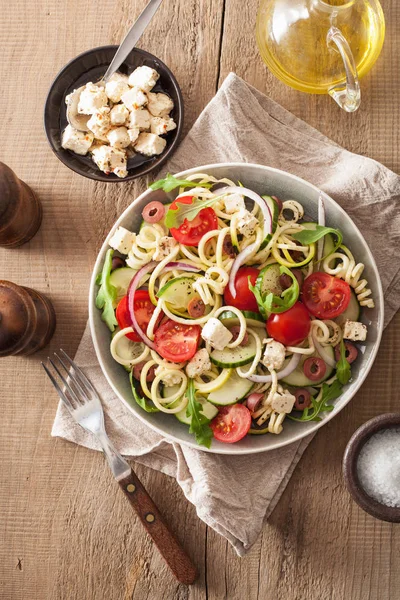 Spiralisierter Zucchini-Salat nach griechischer Art mit Tomaten-Feta-Oliven — Stockfoto